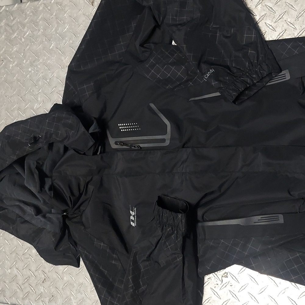 Dope womens gorp core black full zip wind breaker. Great color way. Zip pockets.